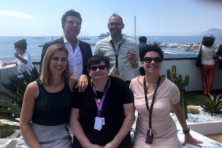 Cinq des six membres du jury du Prix Vulcain sur une terrasse cannoise
