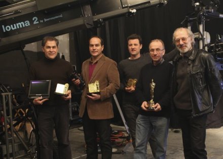Les heureux récipiendaires et leur Oscar Scientifique et Technique sur le stand Loumasystems