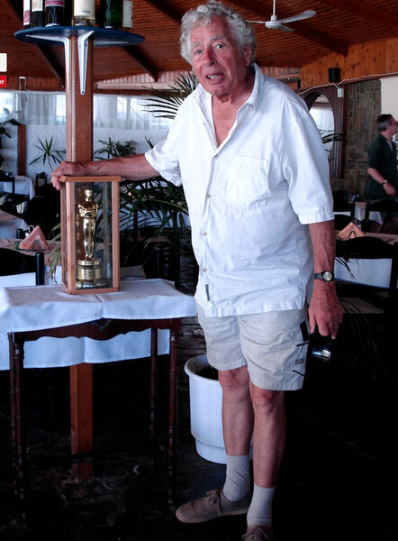Walter Lassally et son Oscar obtenu en 1964 pour "Zorba le Grec", de Michael Cacoyannis, dans sa taverne crétoise, en 2006