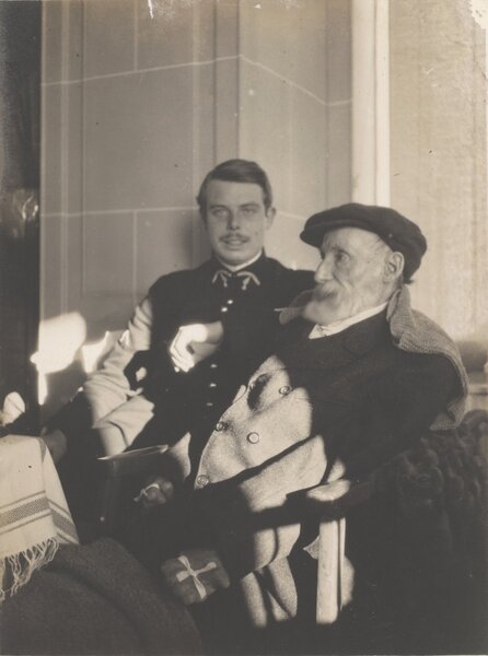Auguste et Jean Renoir, vers 1916 - Photo Pierre Bonnard<br class='manualbr' />Epreuve sur papier albuminé à partir d'un négatif sur film souple au gélatino-bromure d'argent<br class='manualbr' />Paris, musée d'Orsay © Musée d'Orsay, dist. RMN-Grand Palais / Patrice Schmidt