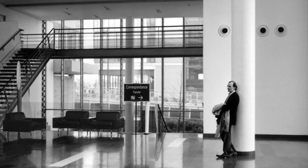 Martin Wuttke dans le décor d'aéroport