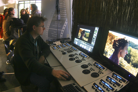 Le stand Eclair sur l'espace Supports et postproduction, foyer Jean Renoir au 2<sup class="typo_exposants">e</sup> étage de La fémis - Photo Nelly Florès