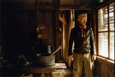 Olivier Raoux, chef décorateur - dans un des décors de <i>La Môme</i>