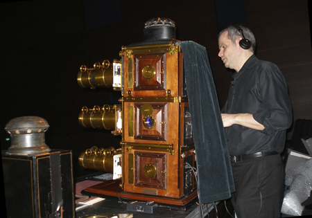 Laurent Mannoni actionne une lanterne Riley - Lors de son spectacle de lanterne magique à la Cinémathèque française<br class='manualbr' />Photo Stéphane Dobrowski