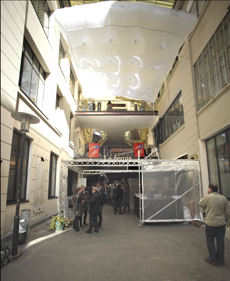 La cour d'entrée de la fémis et l'accueil du Micro Salon - © Photo Lubomir Bakchev - AFC