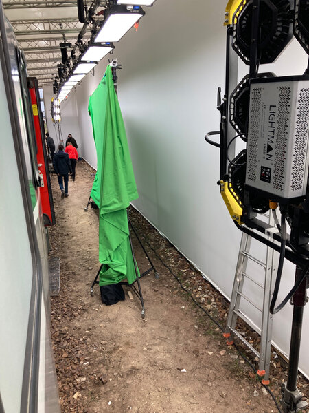 Le sas du train, on voit les trilights et les Sky accrochés, ainsi que l'ultrabounce tendu - Photo Ahmed Zaoui