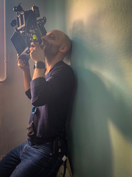Xavier Dolléans en plein tournage de la nouvelle mini-série "Mental" avec le système de déport de capteur de la caméra Sony Venice - Photo Thomas Gros