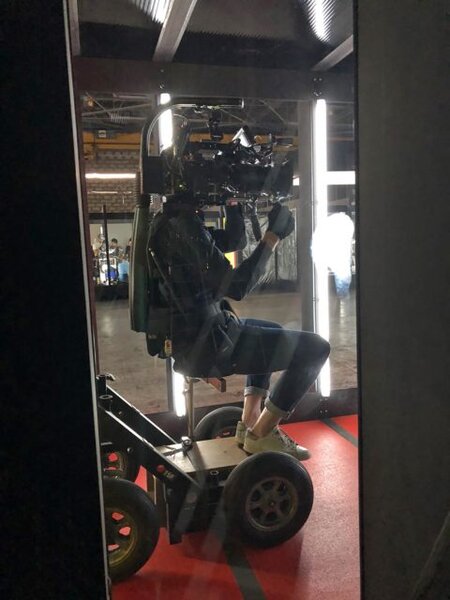 Jean-François Hensgens, AFC, SBC, opère à l'Easyrig sur dolly