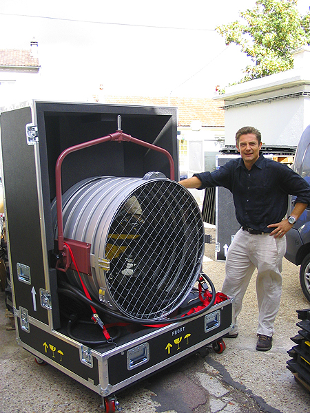 Denis Dedise à côté d'un MoleBeam de 12 kW dans la cour de Key Lite