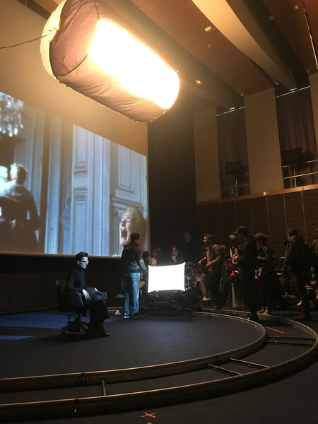 Tournage d'une séquence en travelling circulaire avec Juliette Binoche - <p>Gilles Porte : « La lumière du ballon - petite montgolfière - devait absolument être contrôlée afin de ne pas éclairer l'écran de projection sur lequel étaient projetées des images en direct tirées du film <i>Les Liaisons dangereuses</i>.<br class='manualbr' />Le ballon faisait 4 mètres de longueur et 2,25 de diamètre. Sa puissance était de 8 kW (4 x 2 kW) étalés sur une tige interne afin de bien répartir la lumière… Gonflé à l'hélium, le ballon était équipé de nombreux Velcros afin de placer un tissu noir occultant exactement comme je le désirais et donc de contrôler parfaitement la lumière qui s'en dégageait...</p>
<p>Par ailleurs, sur le travelling circulaire qui tournait autour de Juliette Binoche, un Pillow de 80 x 50 cm était placé sous la caméra et était ainsi solidaire de la caméra. Ce Pillow était équipé de LEDs bicolore 90 W blanc chaud / 90 W blanc froid.<br class='manualbr' />La face avant du Pillow était constituée d'une membrane polyuréthane très épaisse et offrait donc à mes prises de vues une diffusion d'une douceur absolue. » - Photo Gregory Bar.</p>