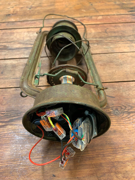 Détail de l'installation du Flame dans une lampe tempête