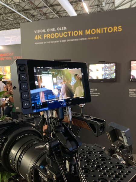 Moniteur SmallHD avec joystick en haut à gauche et croix au centre