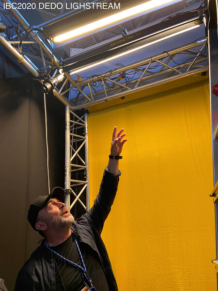 Aleksej Berkovic montrant la réglette LED Asymmetric