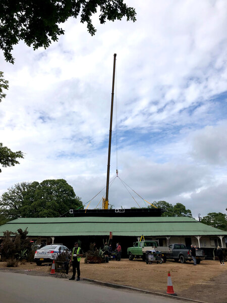 La grue supportant la tente