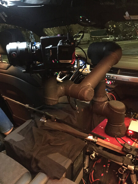 Le bras robot dans la voiture