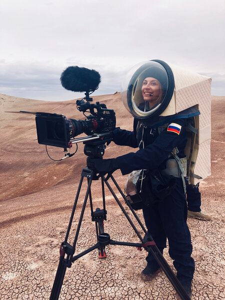 Evgenia Alexandrova sur le tournage de son film "Wanderers" lors d'une simulation spatiale dans le désert de l'Utah, en 2020