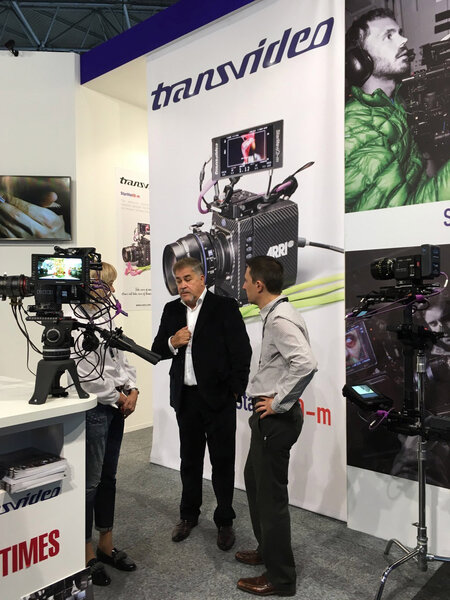 Jacques Delacoux, au centre, sur le stand Transvideo