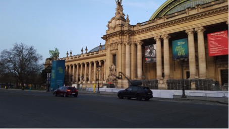 Publicité à Paris avec le Russian Arm Mini