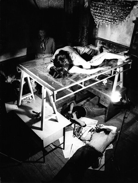 Sur le tournage de "La Femme bourreau" - Gérard de Battista, allongé sous le lit, caméra à la main, Gilbert Igel, son assistant, allongé au 1er plan, et Jean-Denis Bonan, debout en arrière-plan - Photo Gilbert Gibdouni