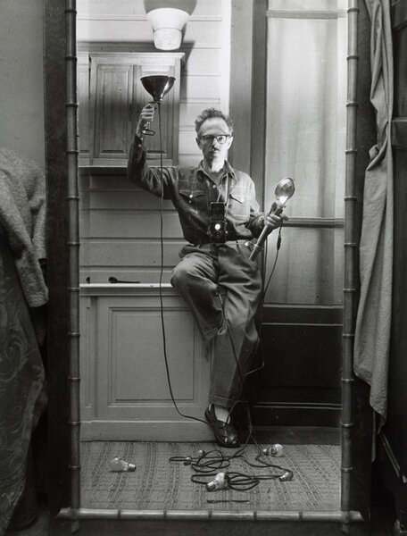 Willy Ronis, "Autoportrait aux flashes", Paris, 1951 - Photo dont une épreuve argentique sur papier Agfa (c.1970), signée, est en vente chez Artcurial