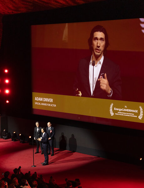Adam Driver recevant son prix - Photo Katarzyna Średnicka