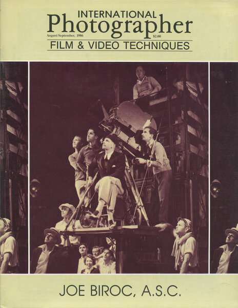The "International Photographer" d'août-septembre 1986 - Photo de tournage de <i>Are These Our Children</i> (1931) avec le réalisateur Wesley Ruggles assis devant la caméra, le chef opérateur Leo Tover debout à sa droite et Joseph Biroc derrière la caméra