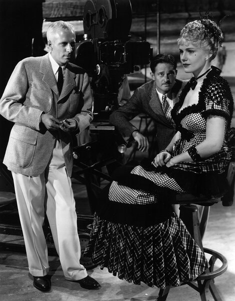 Howard Hawks, Gregg Toland et Frances Farmer sur le tournage de "Come And Get It", en 1936 - Photo <i>American Cinematographer</i> / Courtesy of Everett Collection