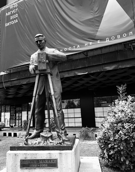 La statue de Milton Manaki (1882-1964) devant la façade du Centre culturel de Bitola - Photo Jean-Marie Dreujou
