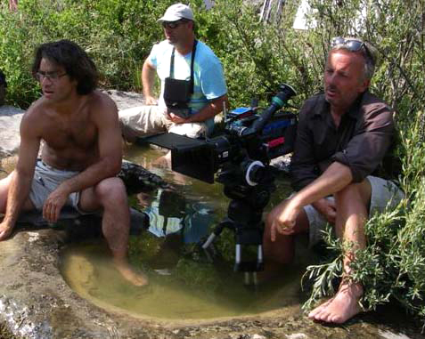 Filmage à hauteur de renard, les pieds dans l'eau… - De gauche à droite : Pierre Stétin, 1<sup class="typo_exposants">er</sup> assistant opérateur, Luc Jacquet et Gérard Simon