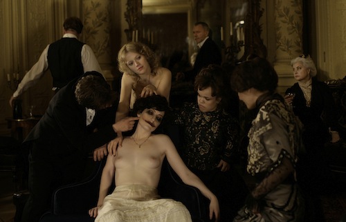 Exibhée dans un salon bourgeois, au centre Alice Barnol dans le rôle de "La femme qui rit" - Photo © Carole Béthuel