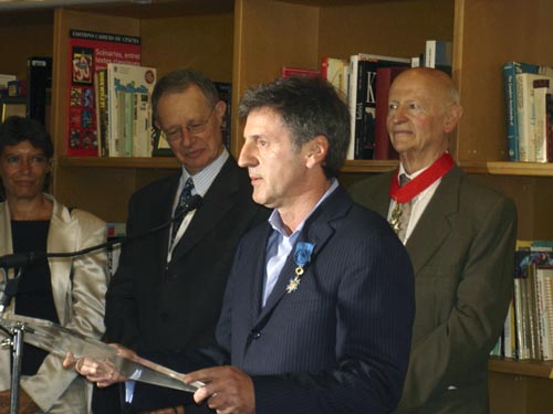Daniel Auteuil, nouvel Officier des Arts et des Lettres. A droite Gilles Jacob, arborant les insignes de commandeur de la Légion d'Honneur.
