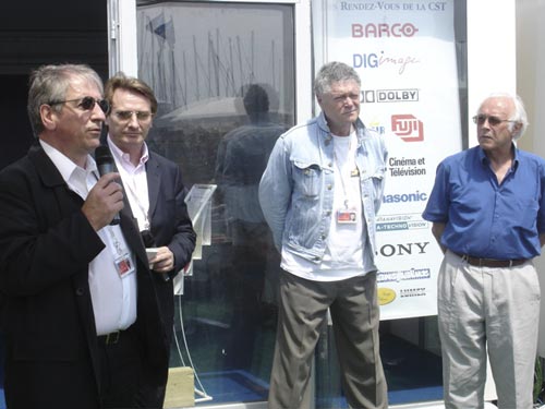 De gauche à droite : Patrick Ribourg et Patrick Rousseau, Sony,Pierre-William Glenn, AFC, CST et Yves Louchez, CST