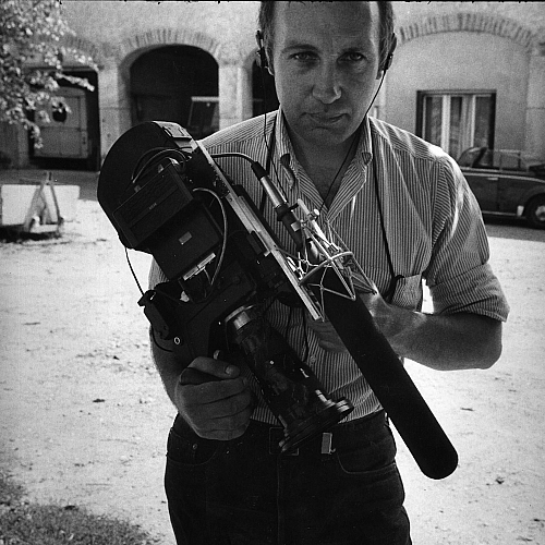 Raymond Depardon, tenant une caméra Aaton LTR équipée d'un zoom Cooke Varokinetal 9-50 mm - DR
