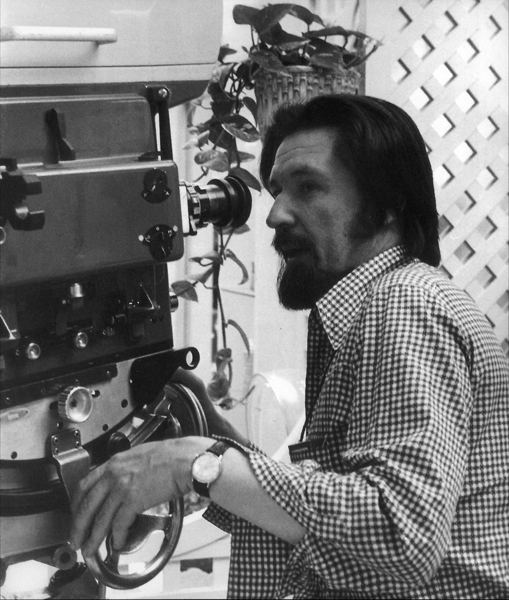 Le directeur de la photographie László Kovács, ASC - sur le tournage de <i>Shampoo</i> d'Hal Ashby en 1974<br class='manualbr' />(dans l'ouvrage édité par Camerimage en 1998)