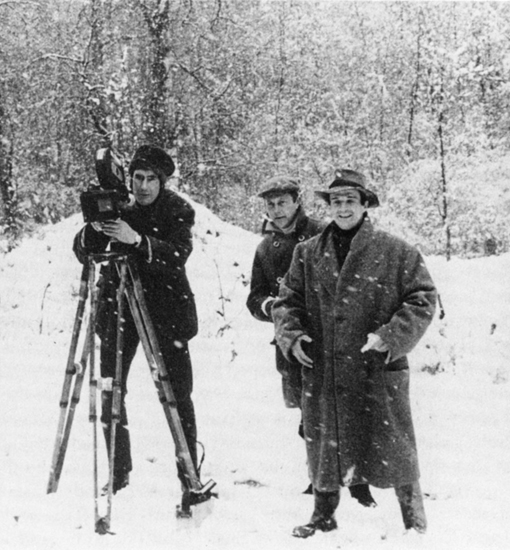 Alex Thomson à la caméra, le directeur de la photo Nicholas Roeg et François Truffaut - sur le tournage de <i>Fahrenheit 451</i> en 1966<br class='manualbr' />(Dans <i>The British Cinematographer</i>, Duncan Petrie / BFI - 1996)