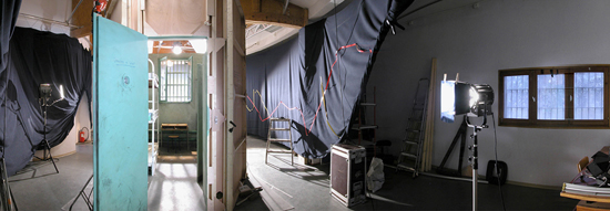 Vue du studio et du décor côté porte de la cellule © Lieux Fictifs