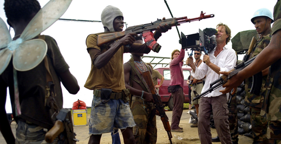 Marc Koninkcx, caméra à l'épaule - lors d'une séquence entre SBU et Casques Bleus sur le tournage de <i>Johnny Mad Dog</i> de Jean-Stéphane Sauvaire