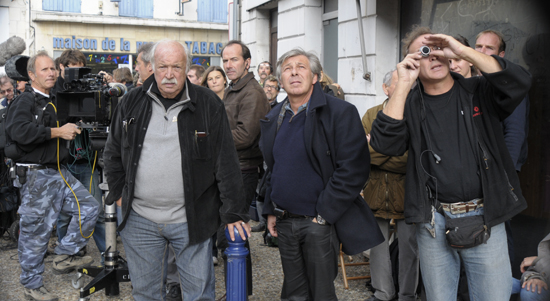 En attendant le passage d'une fausse teinte - Jean Becker, Arthur Cloquet et Philippe Porte, chef électricien, sur le tournage de <i>La Tête en friche</i><br class='manualbr' />Photo Nathalie Eno