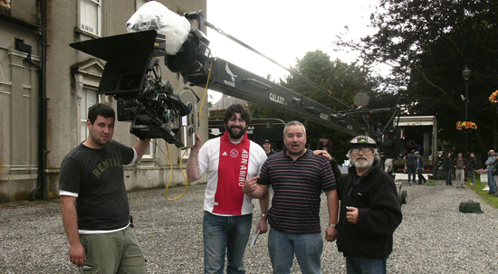 Yorgos Arvanitis, à droite, et une partie de son équipe - sur le tournage de <i>Dorothy</i> d'Agnès Merlet<br class='manualbr' />(de gauche à droite : Adam Tsan, machiniste, John Conroy, 1<sup class="typo_exposants">er</sup> assistant caméra, Paul Tsan, chef machiniste, et Yorgos, chapeau irlandais sur la tête)