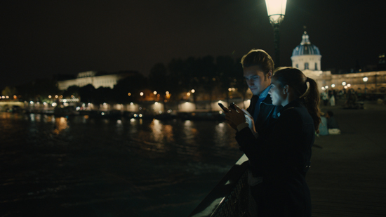 Sur le pont des Arts à la lumière d'un "smartphone" - Photogramme extrait des essais de Vincent Mathias
