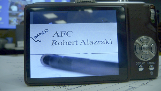 Robert Alazraki, AFC, dans l'écran LCD d'un appareil numérique