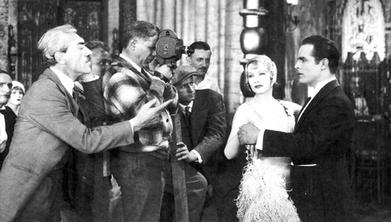 Mauritz Stiller, Tony Gaudio une B&H Eyemo à la main, Greta Garbo et Antonio Moreno sur le tournage de " La Tentatrice " (1926)