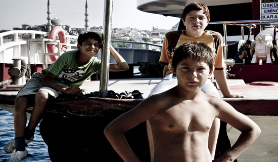Istanbul - A l'image de ce trio d'enfants rencontrés dans la zone portuaire, Istanbul renferme une étonnante mixité. Cette dernière est la marque incontestable d'une ville cosmopolite ouverte vers l'extérieur.<br class='manualbr' />Photo Marin Nyima