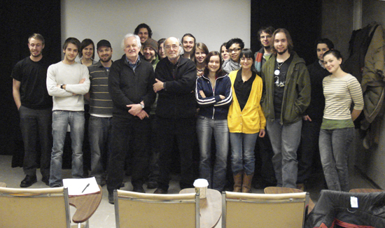 Pierre Lhomme au milieu des étudiants québécois - Bonjour Pierre,<br class='manualbr' />Voici quelques souvenirs de Montréal. Le "masterclass" à l'UQAM a été vraiment intéressant et inspirant. Les étudiants vous ont profondément apprécié. Merci encore. Mes salutations les plus cordiales.<br class='manualbr' />Paul Tana, responsable du département média