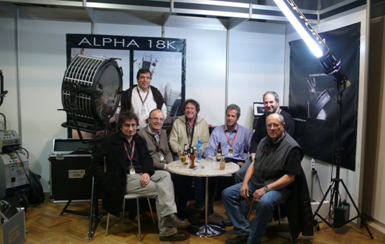 Sur le stand K5600 à Plus Camerimage 2007 - Assis de gauche à droite : Eric Gautier, Alain Coiffier, Dominique Gentil, Gilles Galerne, Patrick Leplat, Eduardo Serra<br class='manualbr' />Debout à côté de l'Alpha 18 kW, Marc Galerne