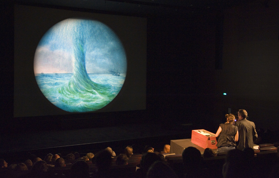 Spectacle de lanterne magique animé par Laurent Mannoni et Laure Parchomenko à la Cinémathèque française - Photo Stéphane Dabrowski - Cinémathèque française