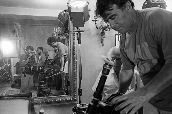 Alain Levent et, derrière lui, Samuel Fuller - sur le tournage de <i>La Ferme du malheur</i> en 1989<br class='manualbr' />© Photo Marc Salomon