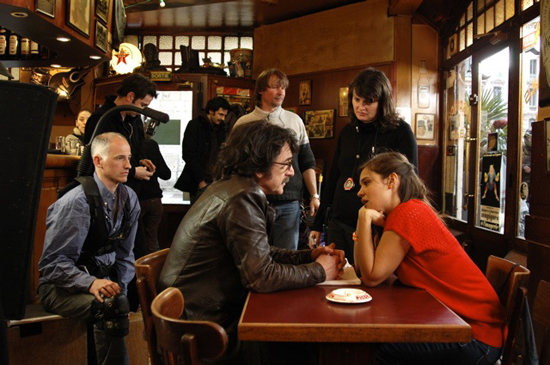 Scène de rupture dans un café entre François Cluzet et Marie Denarnaud - Tournage des <i>Liens du sang</i> de Jacques Maillot<br class='manualbr' />Sous la douche, Luc Pagès, dans l'arrière plan (de gauche à droite) : Olivier Grandjean (perchiste), Mehdi Nebbou (José Lazaga), Patrick Rebatel (chef électricien), Céline Breuil-Japy (scripte)<br class='manualbr' />(Photo Céline Larmet)