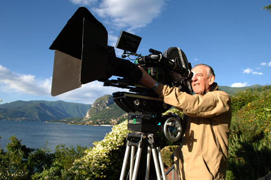 Phil Meheux, BSC - sur le tournage de <i>Casino Royale</i><br class='manualbr' />(Photo Jay Maidment, Eon Productions)
