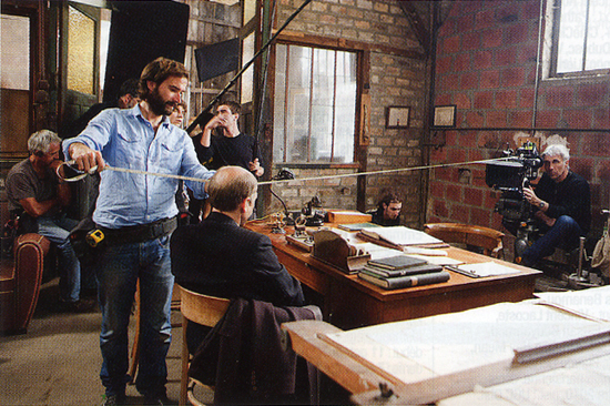 A droite, Thierry Jault à la caméra - Sur le tournage d'<i>Un village français</i> d'Olivier Guignard et Philippe Triboit - Photo Benjamin Bini